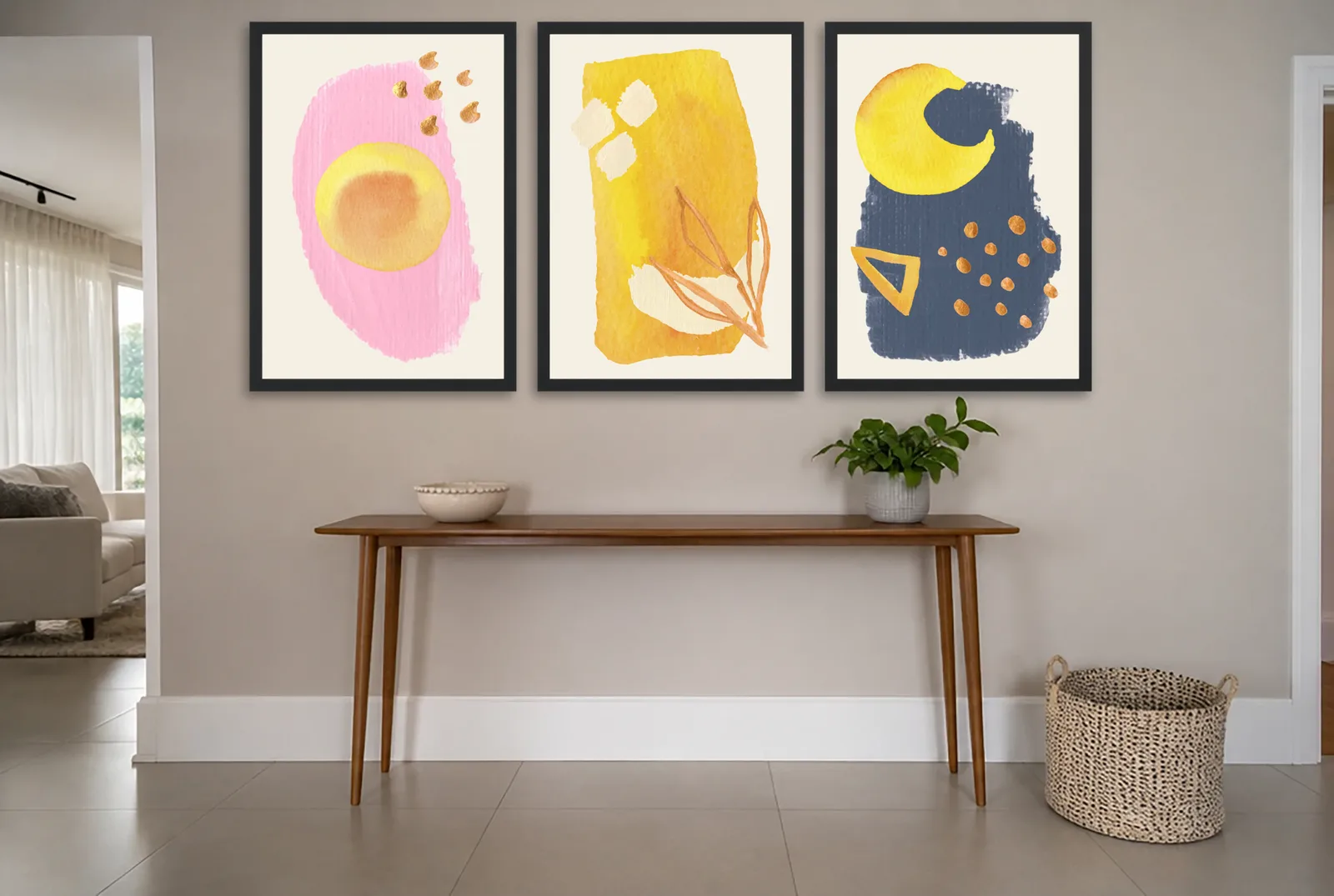 Pôster Trio aquarela em rosa, mostarda e azul-marinho emoldurado na parede: hall de entrada