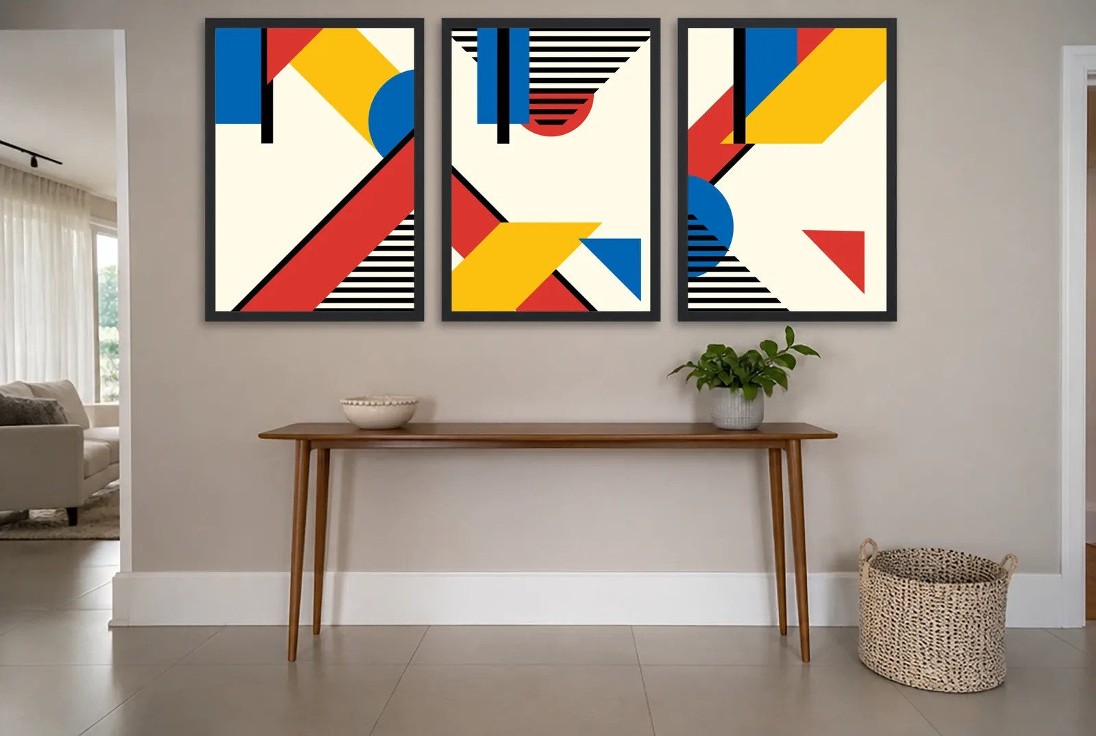 Pôster Trio bauhaus em vermelho, amarelo e azul emoldurado na parede: hall de entrada