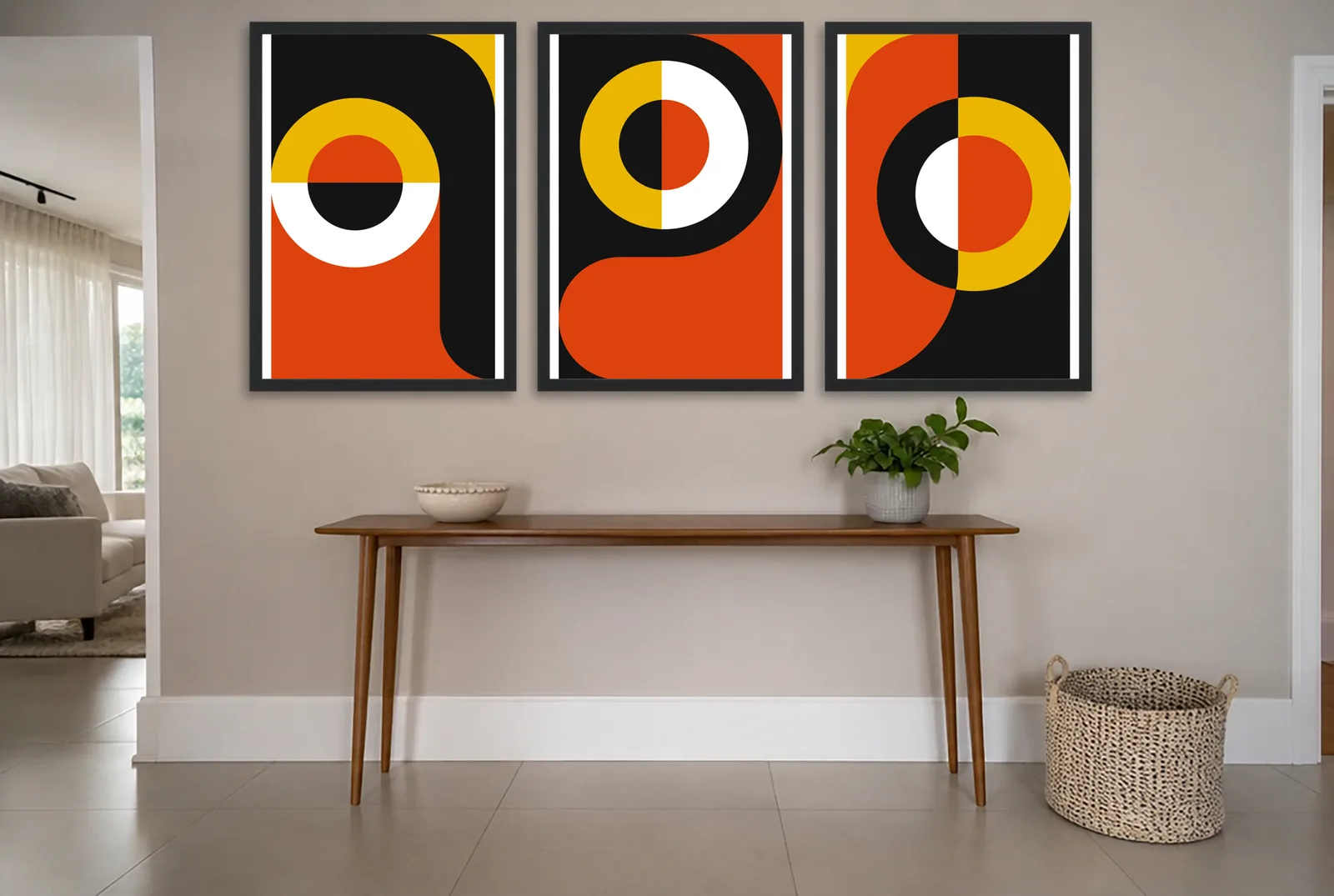 Pôster Trio pop art em laranja, preto e amarelo emoldurado na parede: hall de entrada