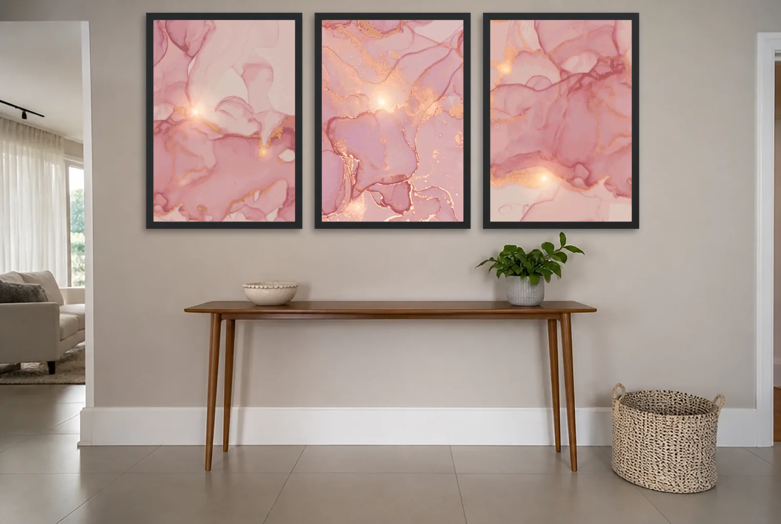 Pôster Trio de mármore líquido em rosa e dourado emoldurado na parede: hall de entrada