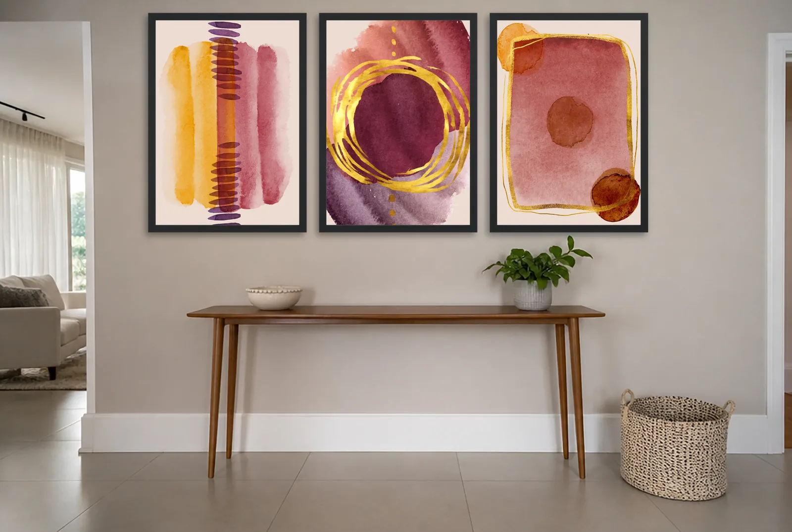 Pôster Trio aquarela em vinho e dourado emoldurado na parede: hall de entrada