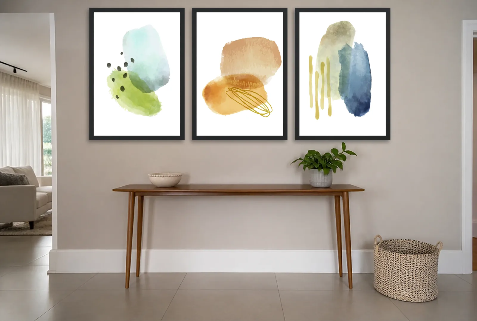 Pôster Trio aquarela em verde-sálvia e mostarda emoldurado na parede: hall de entrada