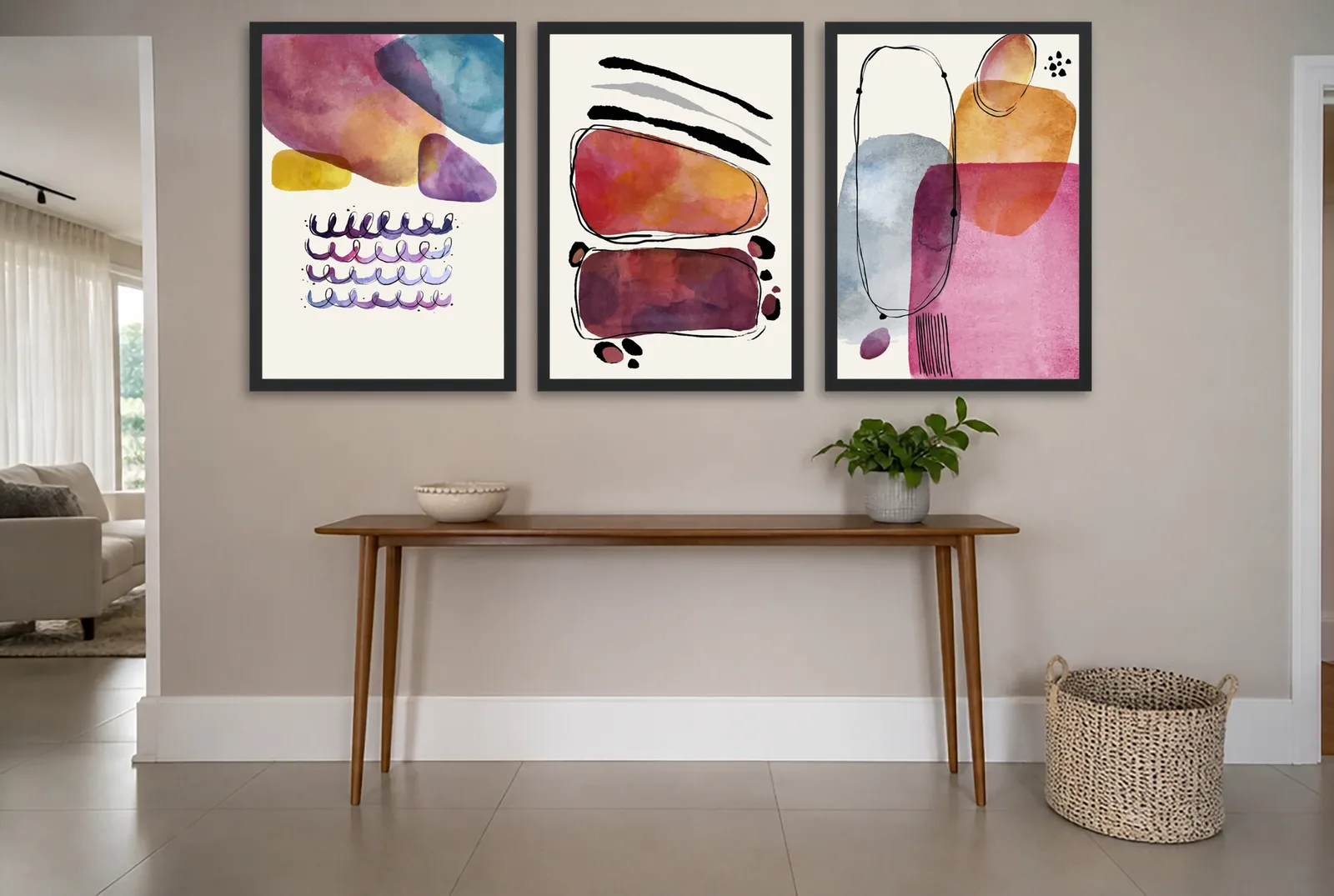 Pôster Trio aquarela em magenta e vinho emoldurado na parede: hall de entrada
