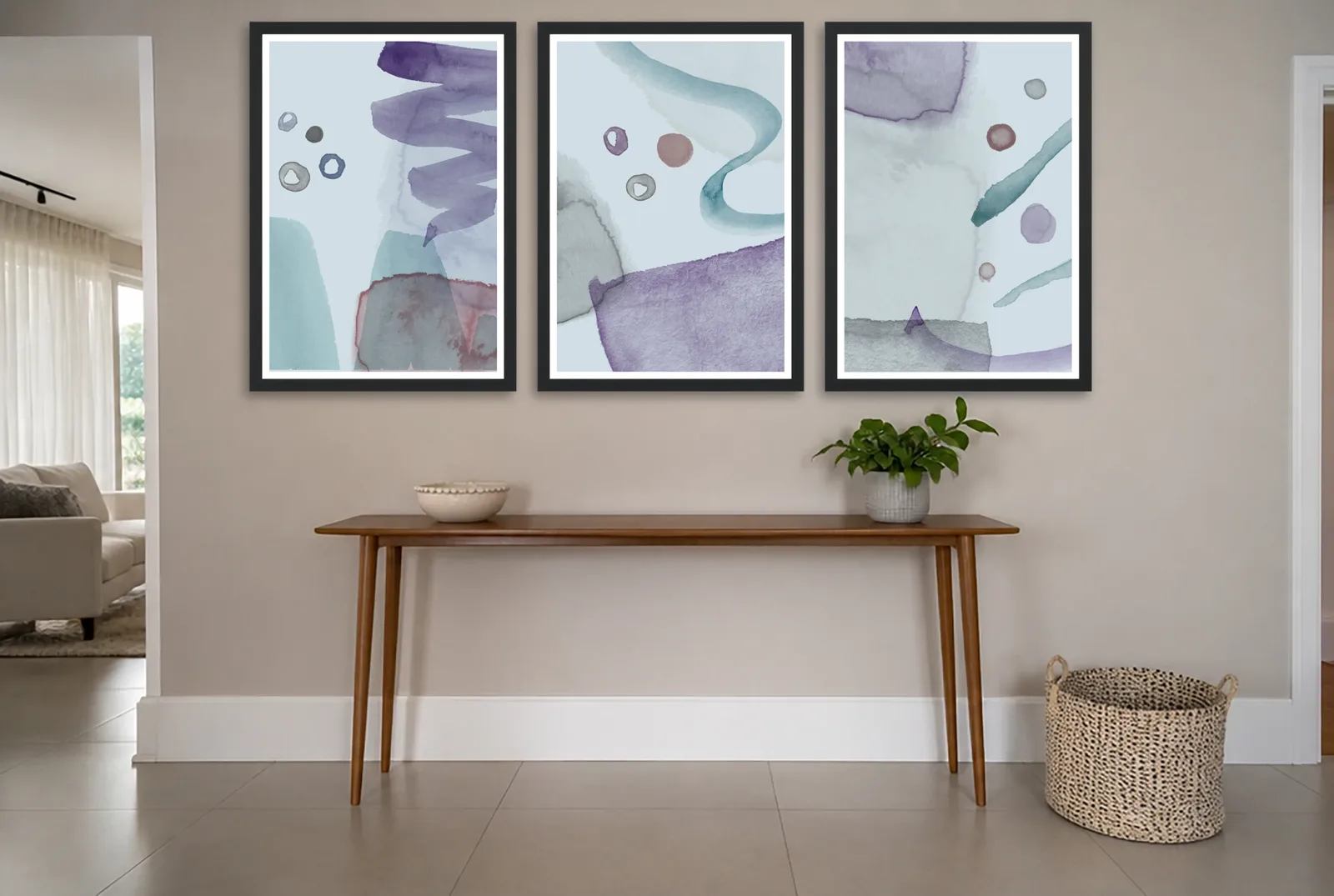 Pôster Trio aquarela em lilás e cinza emoldurado na parede: hall de entrada