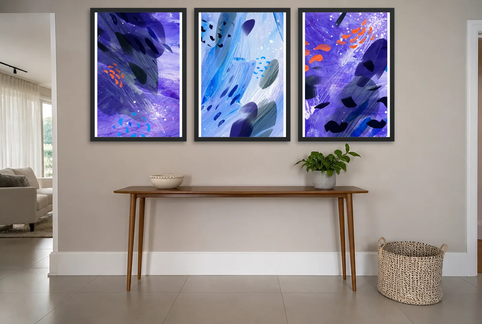 Pôster Trio abstrato em pincelada azul-violeta emoldurado na parede: hall de entrada