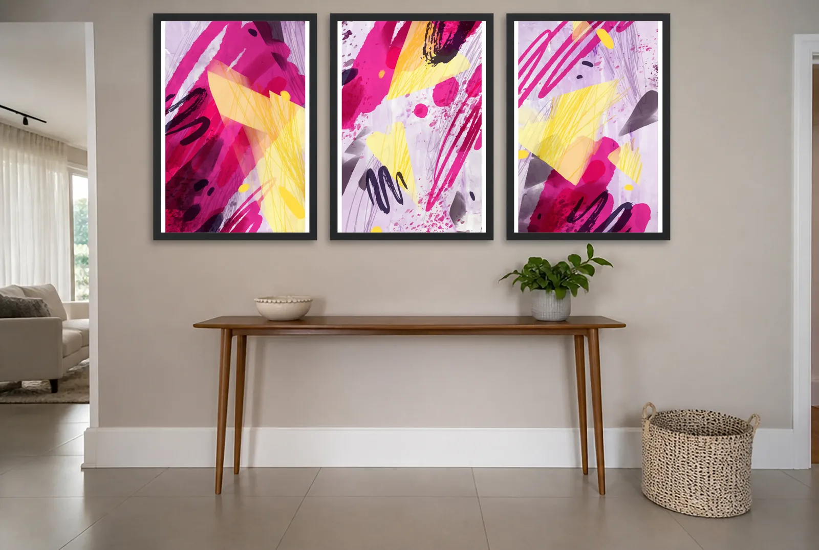 Pôster Trio abstrato em pincelada magenta e amarelo emoldurado na parede: hall de entrada