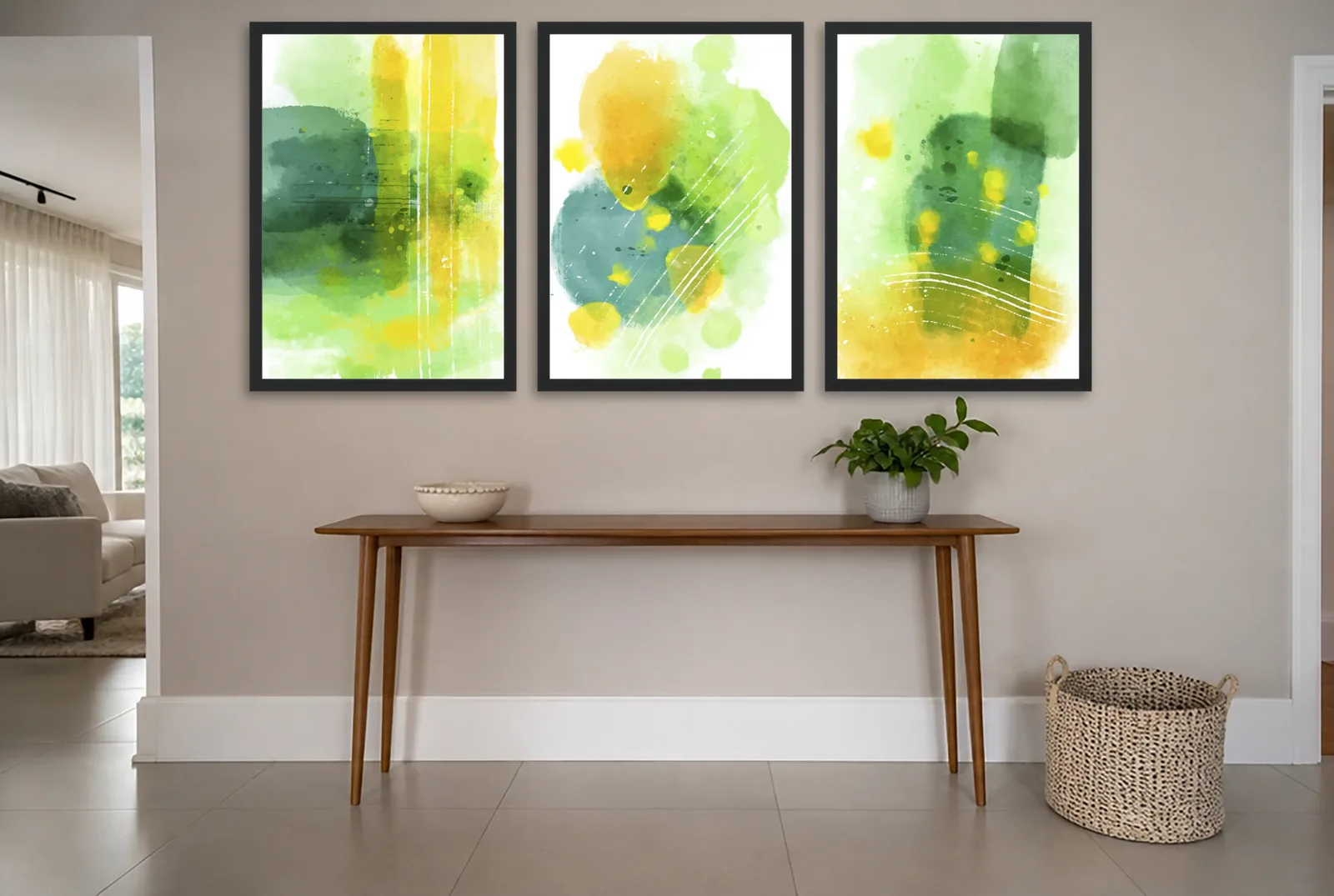 Pôster Trio aquarela em verde e amarelo emoldurado na parede: hall de entrada