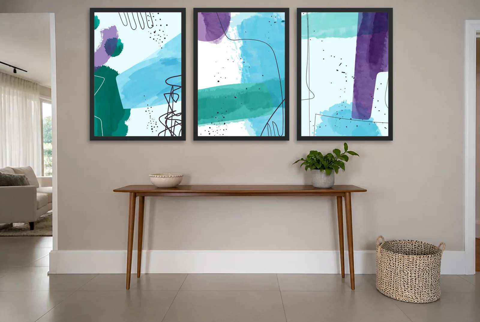 Pôster Trio aquarela em verde-água e roxo emoldurado na parede: hall de entrada