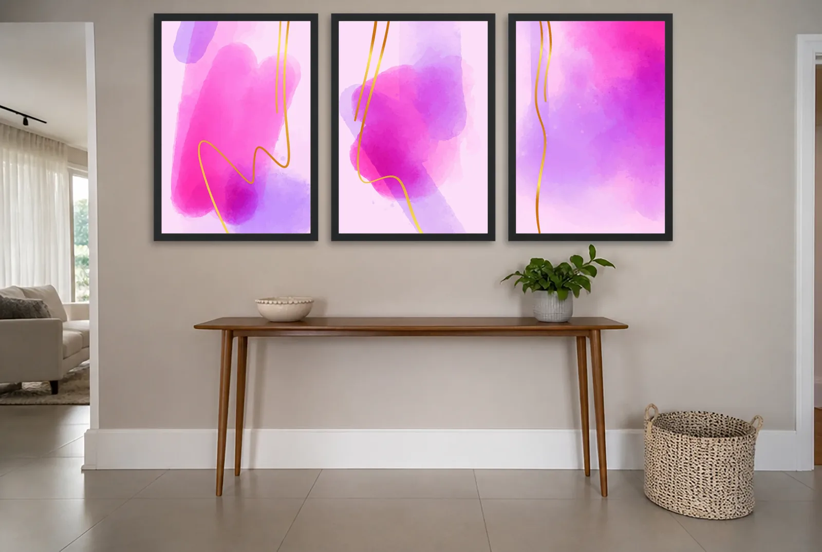 Pôster Trio aquarela em magenta e roxo com dourado emoldurado na parede: hall de entrada