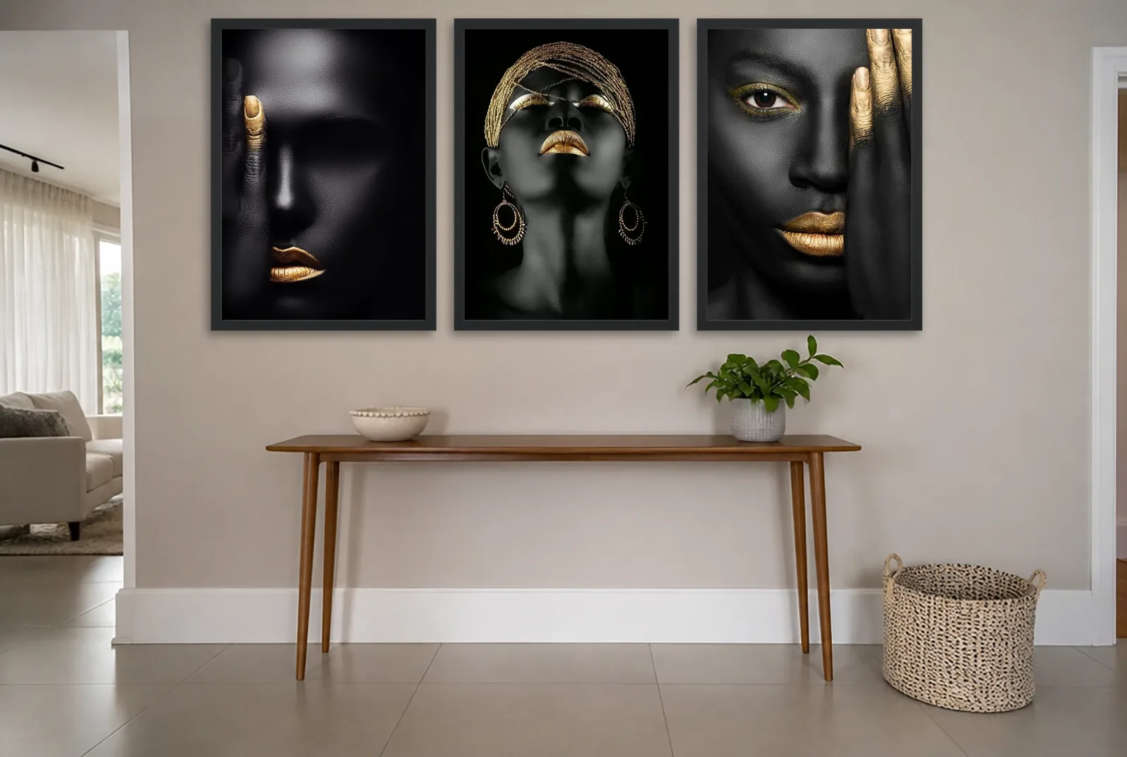 Pôster Trio de retrato dourado com turbante e brincos emoldurado na parede: hall de entrada