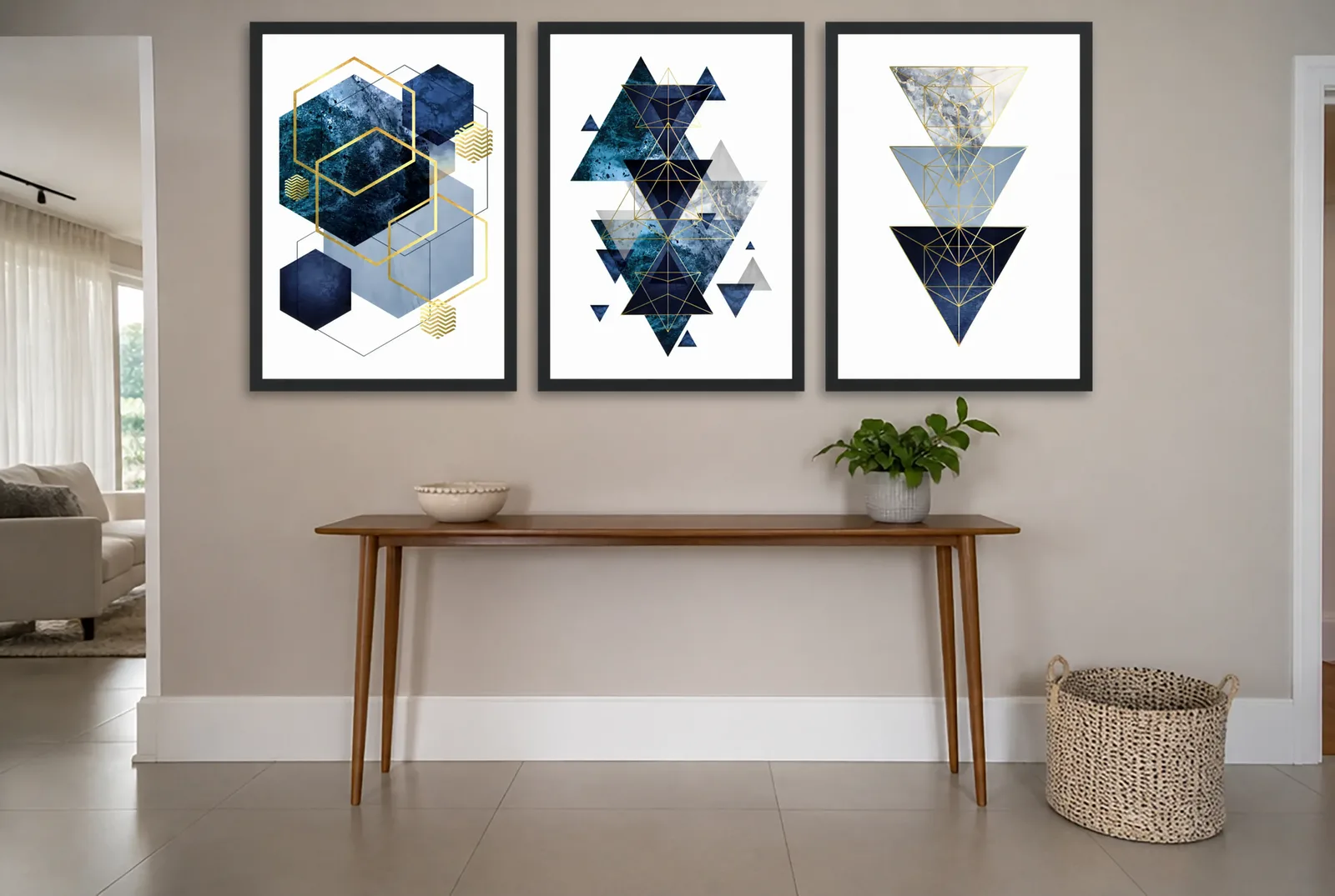 Pôster Trio geométrico em azul-marinho e dourado emoldurado na parede: hall de entrada