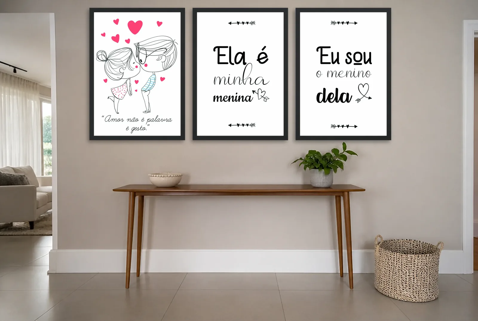 Pôster Trio de casal e frases de amor emoldurado na parede: hall de entrada