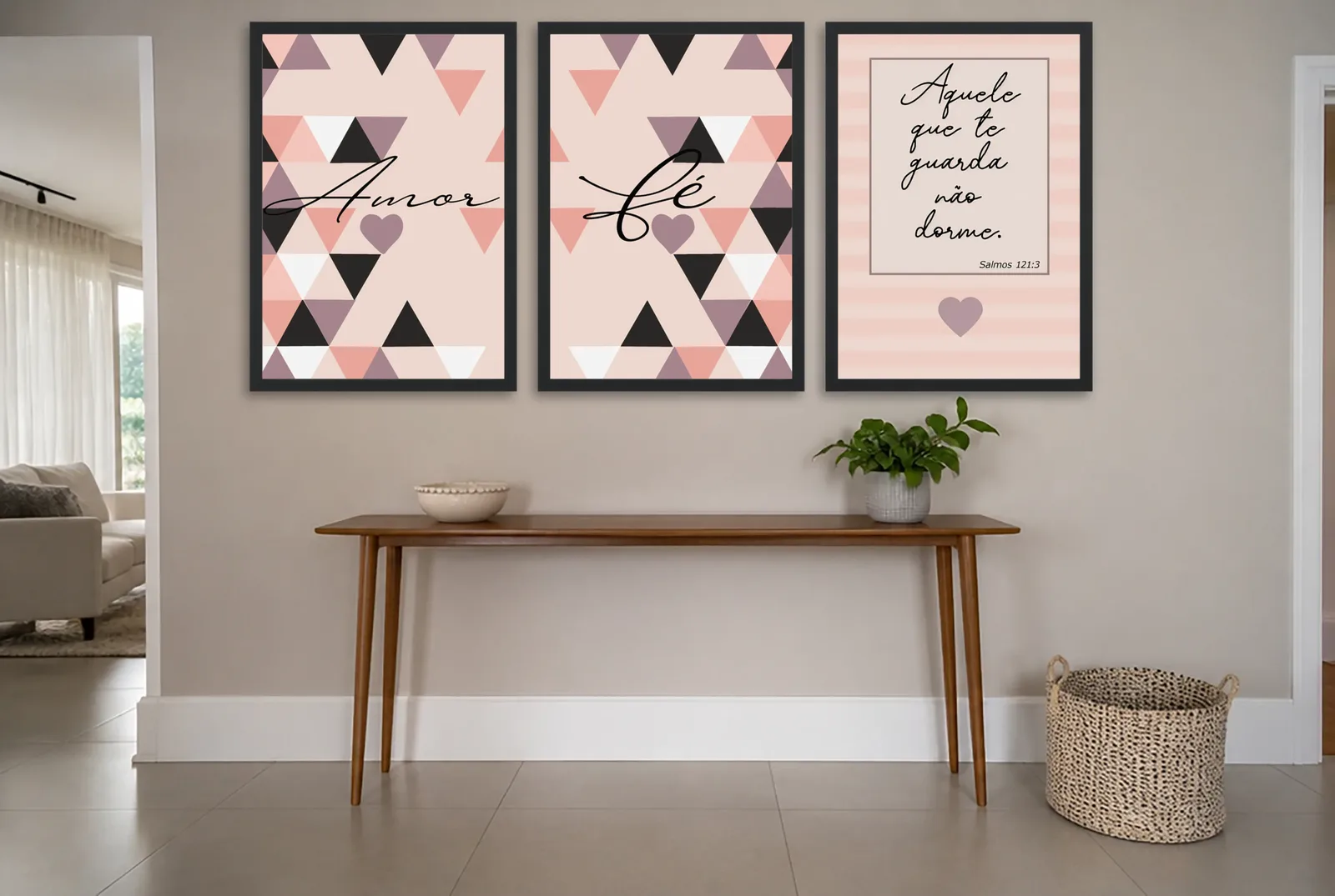 Pôster Trio de amor, fé e salmo em triângulos rosa emoldurado na parede: hall de entrada
