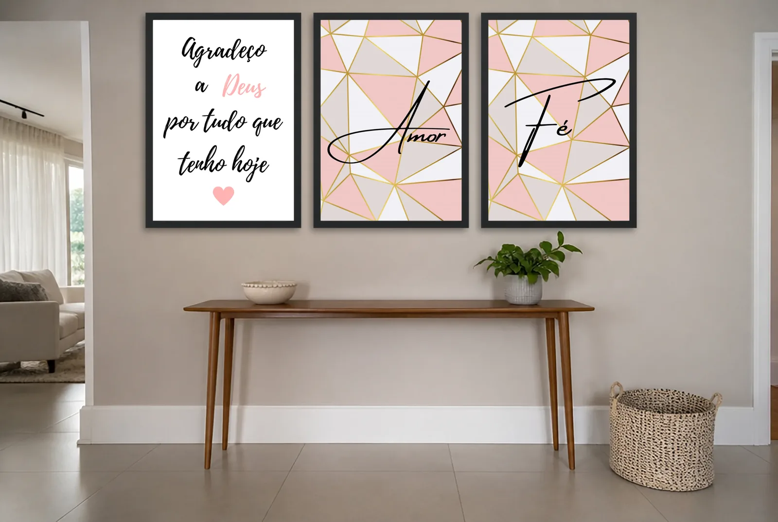 Pôster Trio geométrico dourado de amor, fé e gratidão emoldurado na parede: hall de entrada