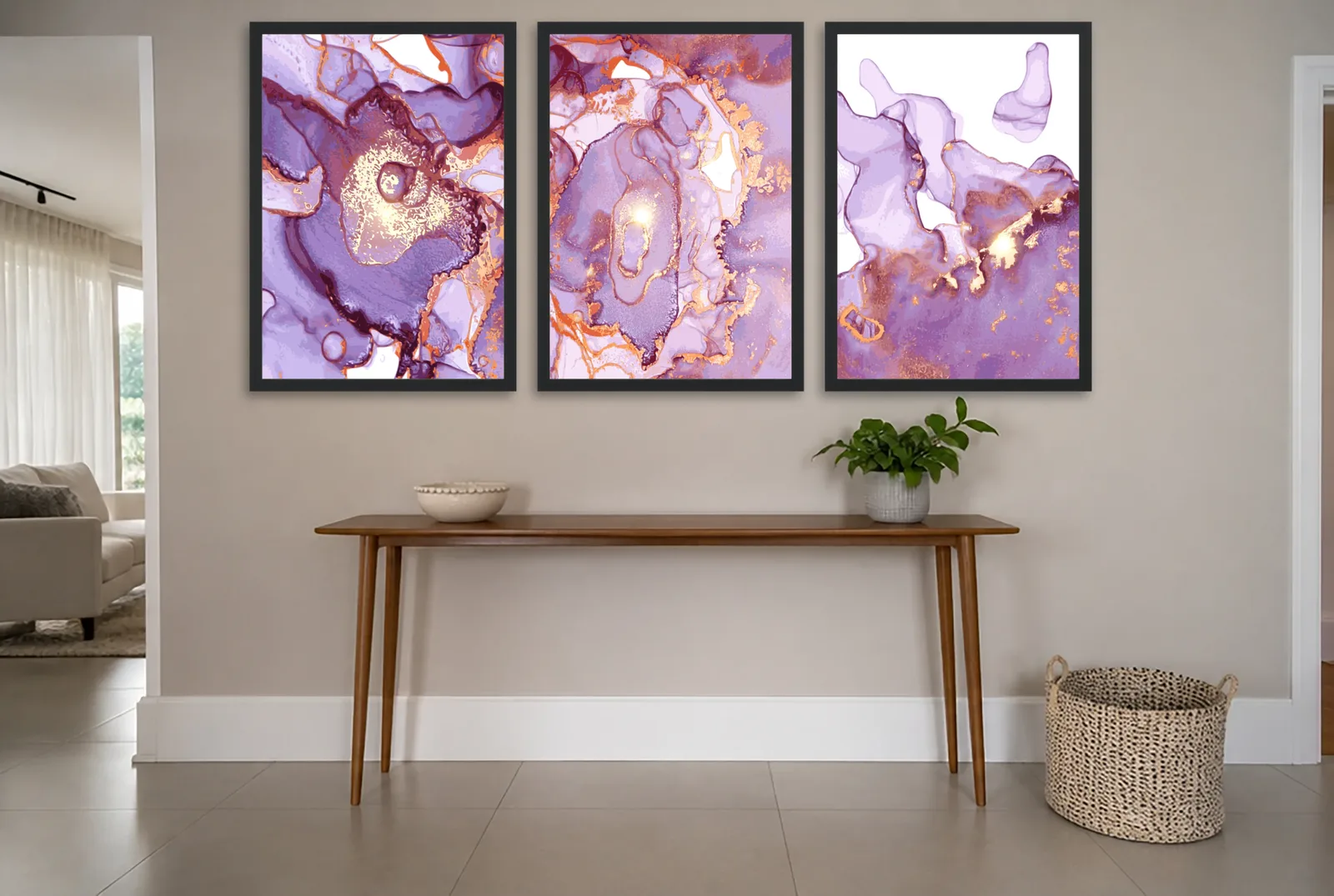 Pôster Trio de mármore roxo com veios dourados emoldurado na parede: hall de entrada