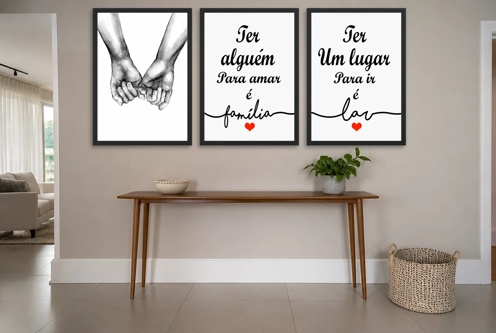 Pôster Trio de mãos dadas com frases de família emoldurado na parede: hall de entrada