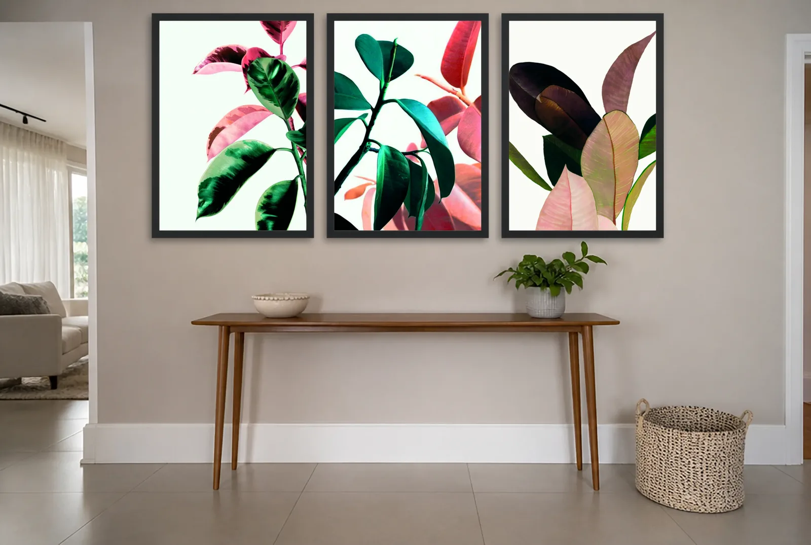 Pôster Trio de folhagem tropical rosa e verde emoldurado na parede: hall de entrada