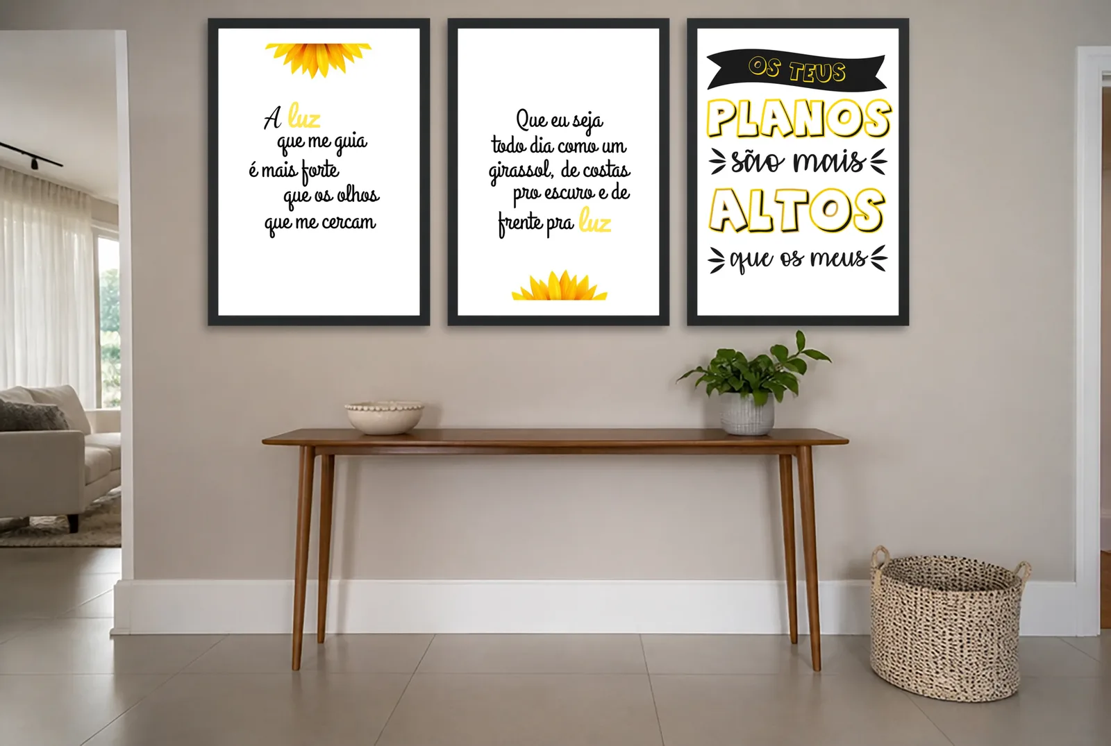 Pôster Trio de girassol com frases de fé emoldurado na parede: hall de entrada