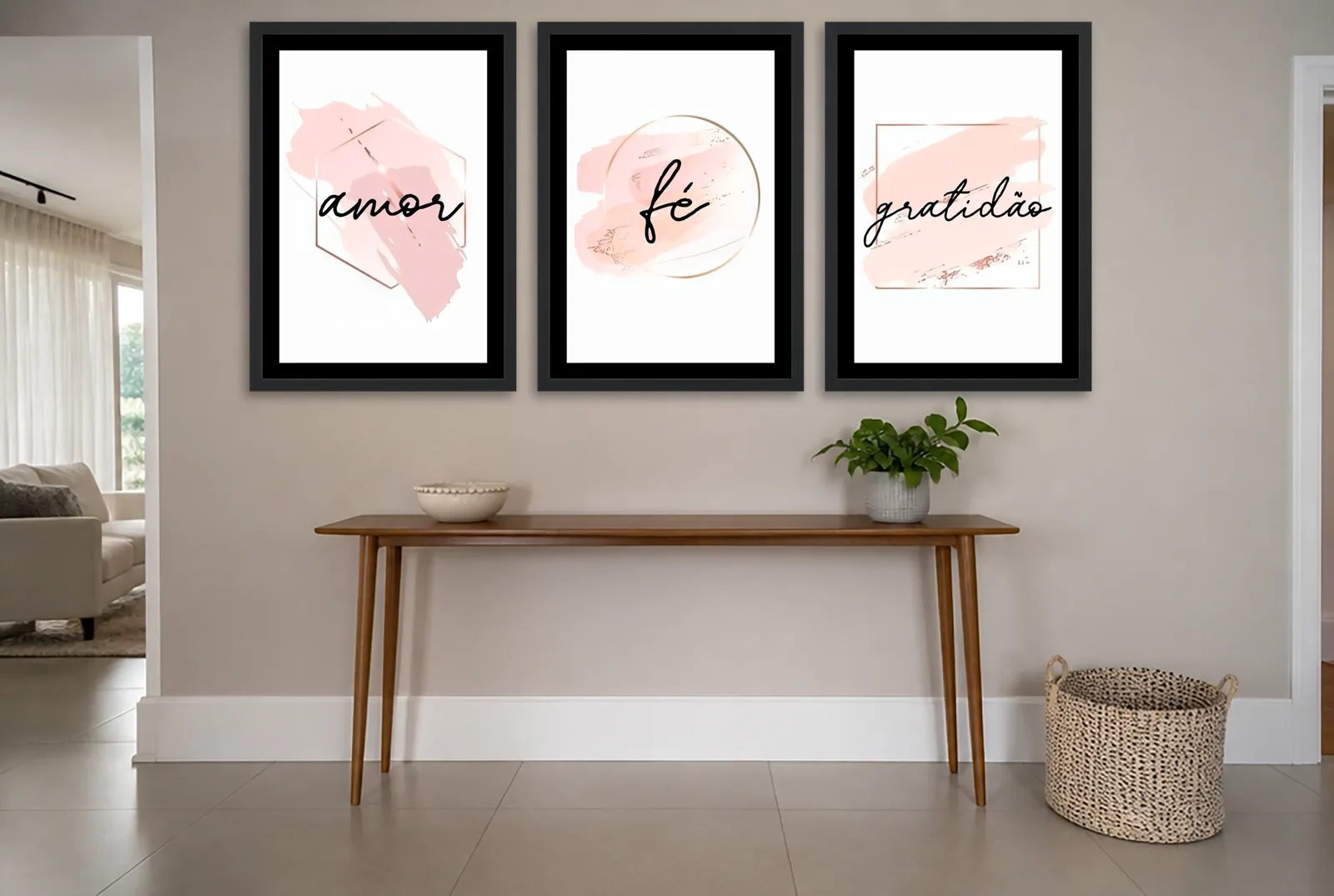 Pôster Trio preto de amor, fé e gratidão rosa emoldurado na parede: hall de entrada
