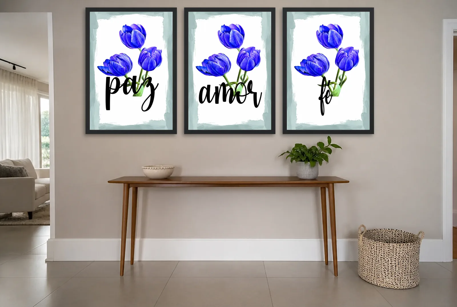 Pôster Trio paz, amor e fé com tulipas azuis emoldurado na parede: hall de entrada