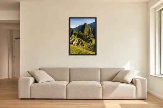 Pôster Machu Picchu entre as montanhas emoldurado na parede: sala de estar ampla