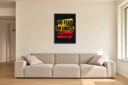 Pôster No fear, no limits, no excuses emoldurado na parede: sala de estar ampla