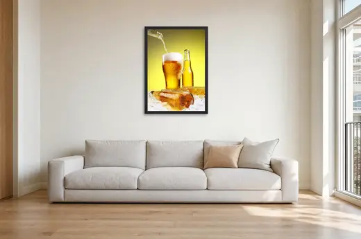 Pôster Cerveja sendo servida no gelo emoldurado na parede: sala de estar
