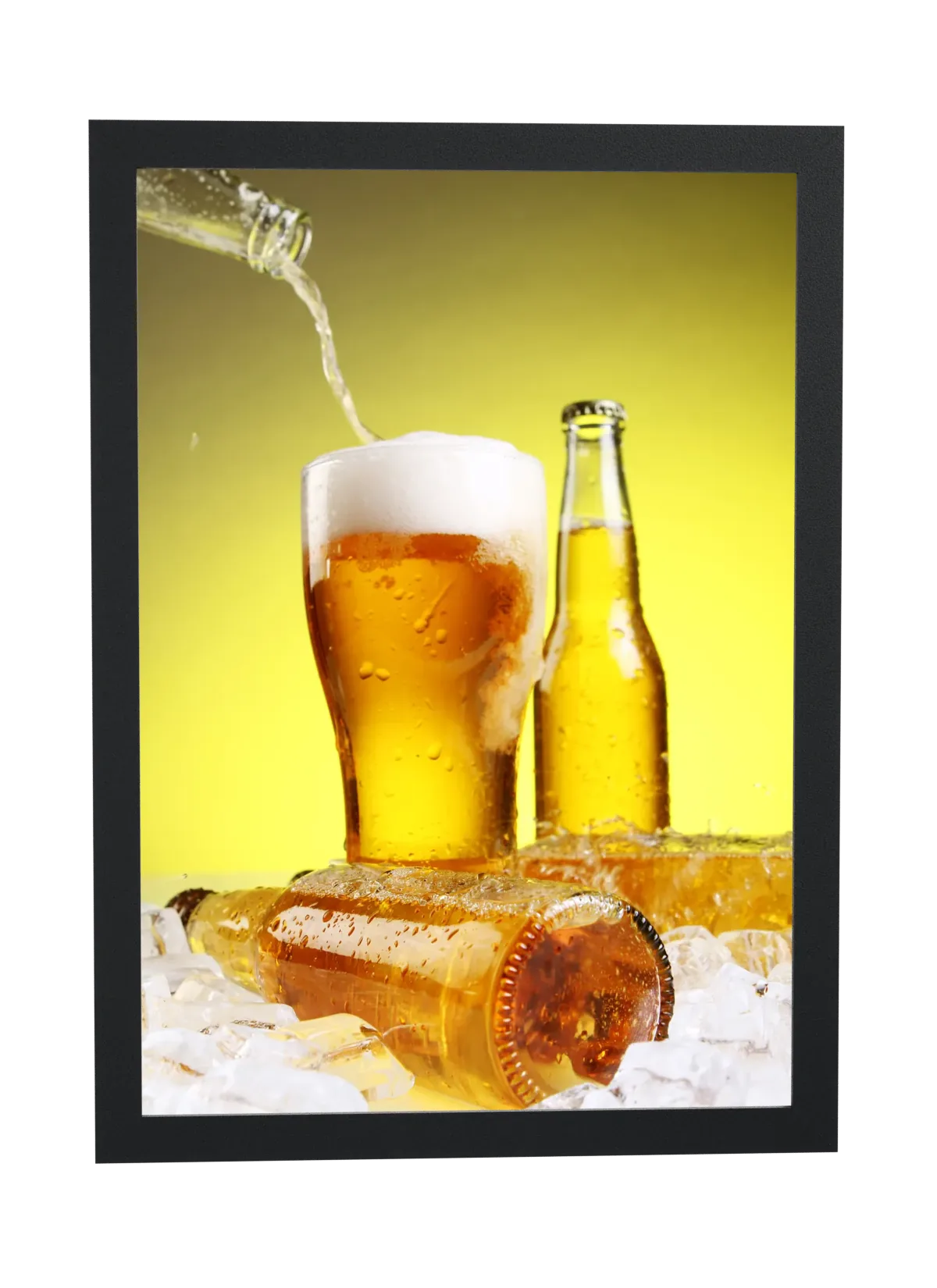 Pôster Cerveja sendo servida no gelo emoldurado