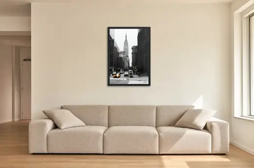 Pôster Nova York em preto e branco emoldurado na parede: sala de estar ampla