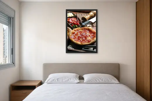 Pôster Pizza de pepperoni com talheres emoldurado na parede: quarto de casal
