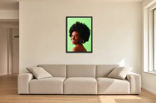 Pôster Mulher de cabelo afro sorrindo emoldurado na parede: sala de estar ampla