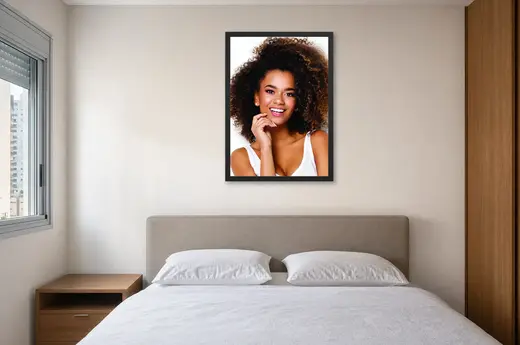 Pôster Mulher de cabelo cacheado sorrindo emoldurado na parede: quarto de casal