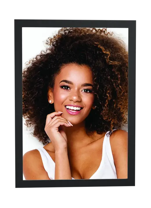 Pôster Mulher de cabelo cacheado sorrindo emoldurado