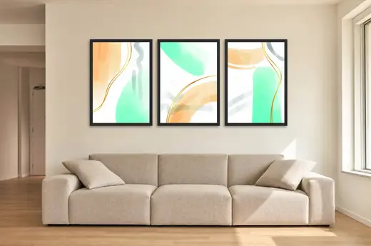 Pôster Trio aquarela suave em laranja e verde-água emoldurado na parede: sala de estar ampla