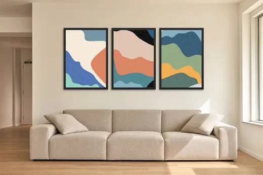 Pôster Trio de montanhas em camadas coloridas emoldurado na parede: sala de estar ampla