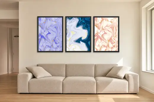 Pôster Trio de mármore líquido com veios dourados emoldurado na parede: sala de estar ampla