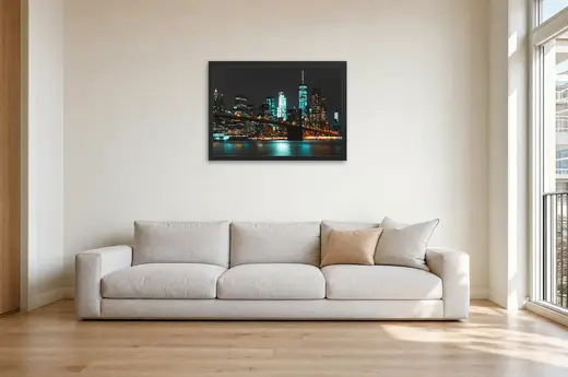 Pôster Horizonte de Nova York à noite emoldurado na parede: sala de estar