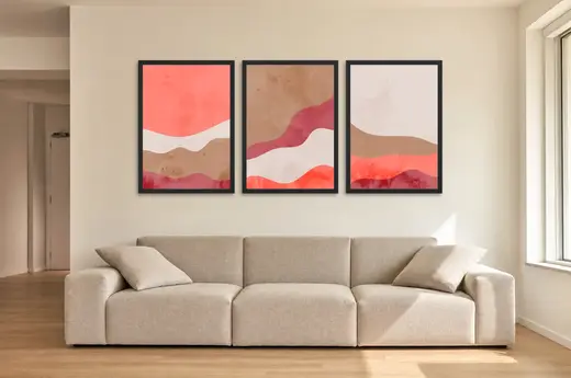 Pôster Trio de paisagem em aquarela coral emoldurado na parede: sala de estar ampla