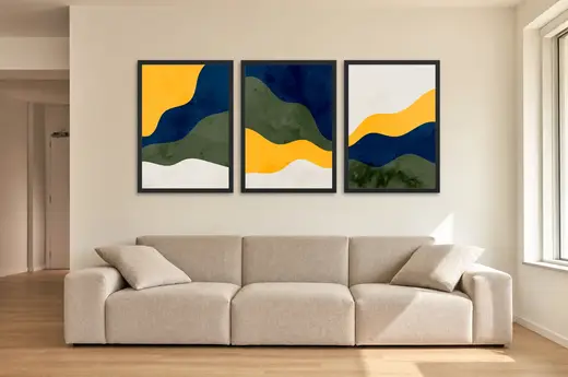 Pôster Trio de montanhas em aquarela azul-marinho emoldurado na parede: sala de estar ampla