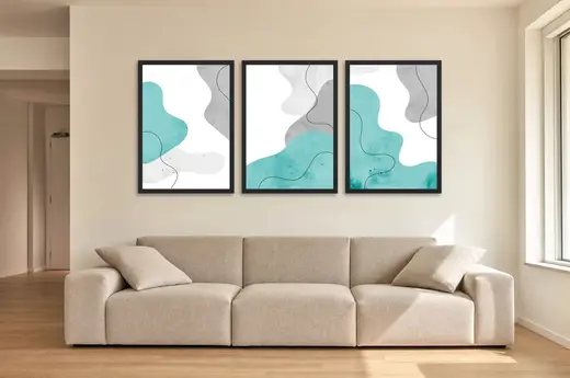 Pôster Trio abstrato em aquarela verde-água e cinza emoldurado na parede: sala de estar ampla