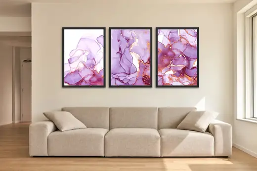 Pôster Trio de mármore líquido em roxo e dourado emoldurado na parede: sala de estar ampla
