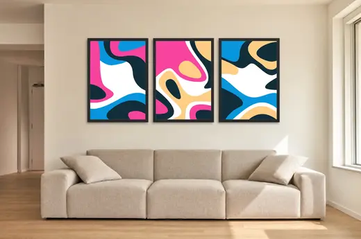 Pôster Trio abstrato orgânico em magenta e azul emoldurado na parede: sala de estar ampla