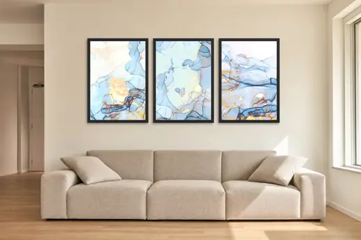 Pôster Trio de mármore líquido em azul-claro emoldurado na parede: sala de estar ampla