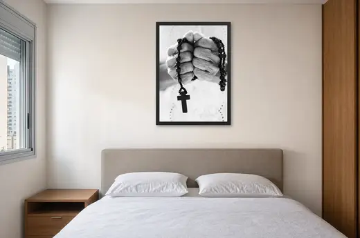 Pôster Mãos em oração com terço emoldurado na parede: quarto de casal
