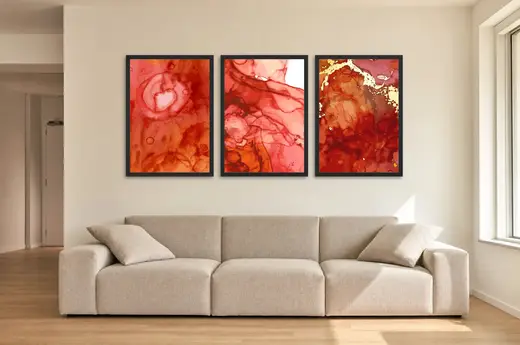 Pôster Trio de mármore líquido em vermelho e dourado emoldurado na parede: sala de estar ampla