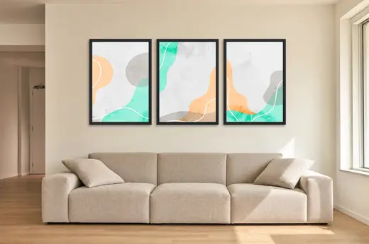 Pôster Trio abstrato em aquarela laranja e verde-água emoldurado na parede: sala de estar ampla
