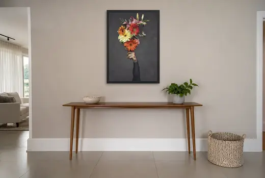 Pôster Mão tatuada segurando flores coloridas emoldurado na parede: hall de entrada