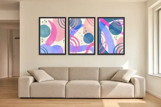 Pôster Trio abstrato em aquarela magenta e azul emoldurado na parede: sala de estar ampla