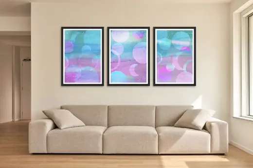 Pôster Trio abstrato celestial em azul e roxo emoldurado na parede: sala de estar ampla