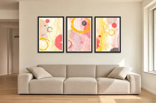 Pôster Trio abstrato em aquarela dourada e coral emoldurado na parede: sala de estar ampla